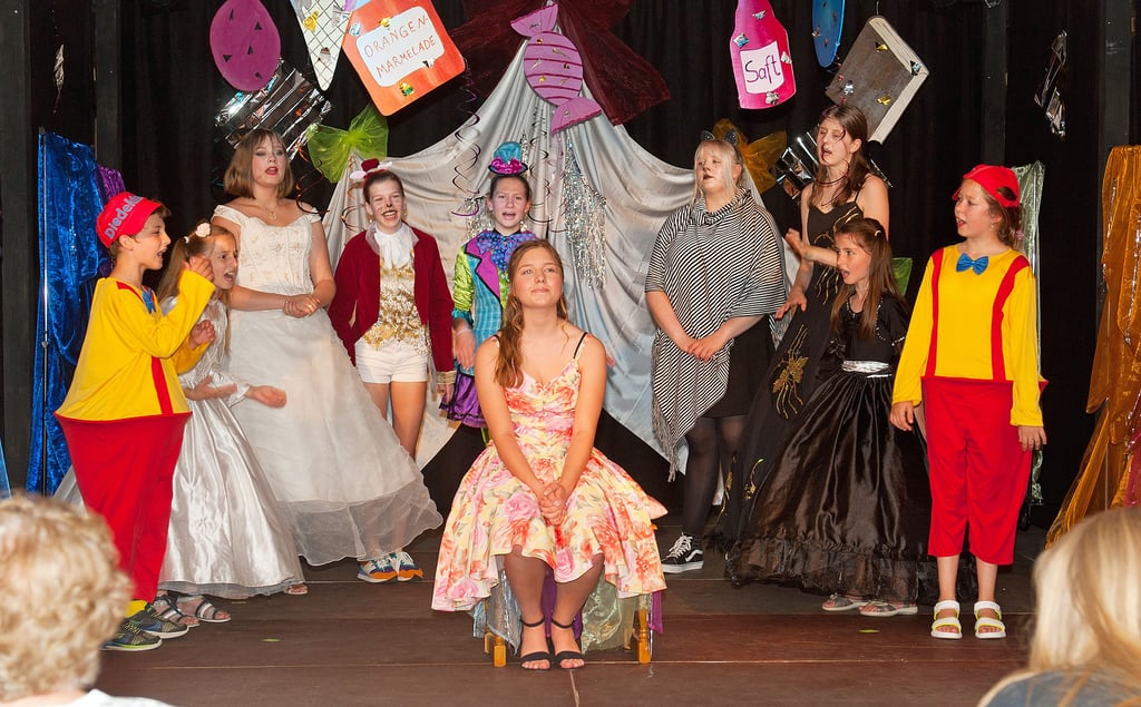 Die Figuren im Traumzauberland stellten Alice (sitzend) vor schwere Rätsel. In der Titelrolle agierte Maya Stefanowski.