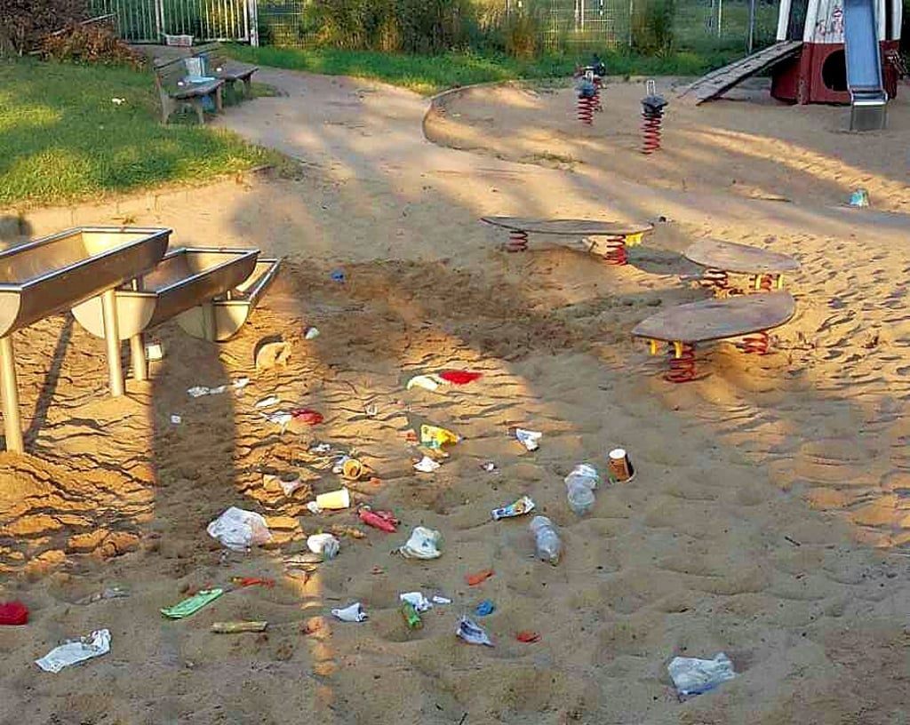 Immer wieder sind die Spuren des Vandalismus auf dem Wasserspielplatz zu entdecken. Scherben im Sand (kleines Foto) sind eine große Gefahr für die Kinder.