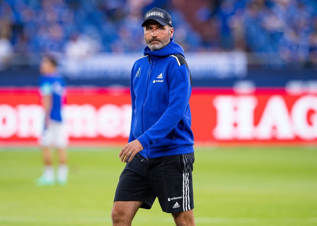 HSV-Trainer Tim Walter geht vor einem Spiel über den Platz.