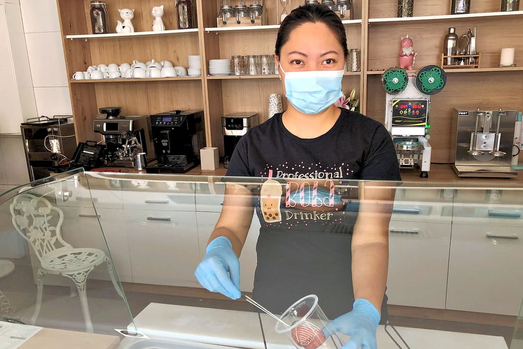 Huong Thu Do bereitet im neuen Tee- und Kaffeehaus im Weißenfelser Zentrum einen Bubble Tea vor.