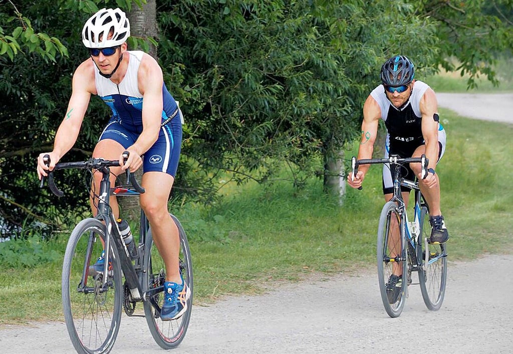 Beim Radfahren war es noch ein Duell zwischen Daniel Ragoß (links) und Christoph Tantius, beim Laufen zog der Verfolger aber davon.