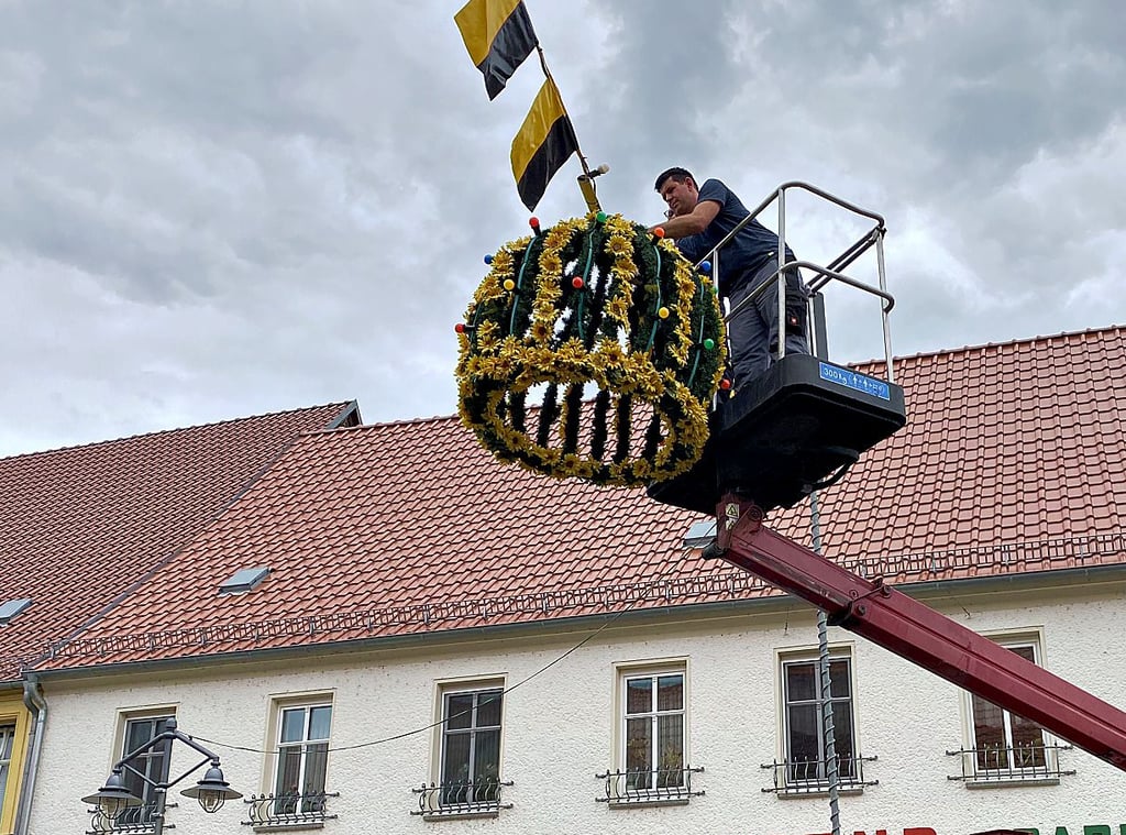 In der vergangenen Woche installierte die Firma Scholz wieder die Heimatfestkronen in der Langen Straße in Jessen.