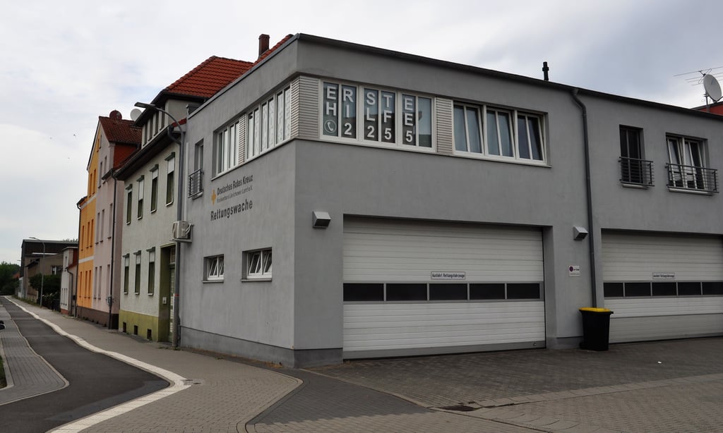Zwei Rettungstransportwagen sind in der DRK-Rettungswache in Genthin stationiert.