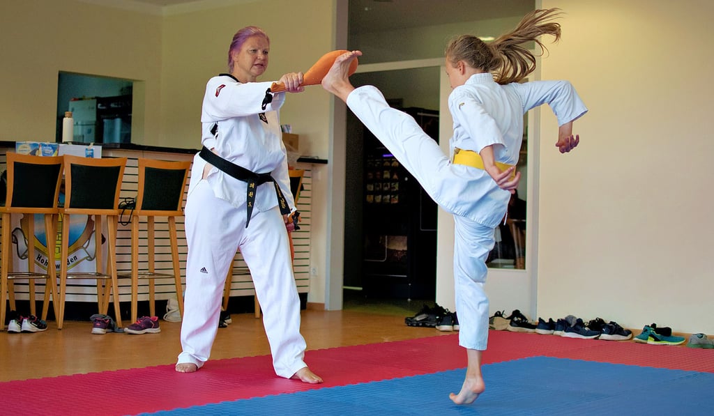 Teakwondotraining mit Nadine Kollek (links) in Hohenweiden.
