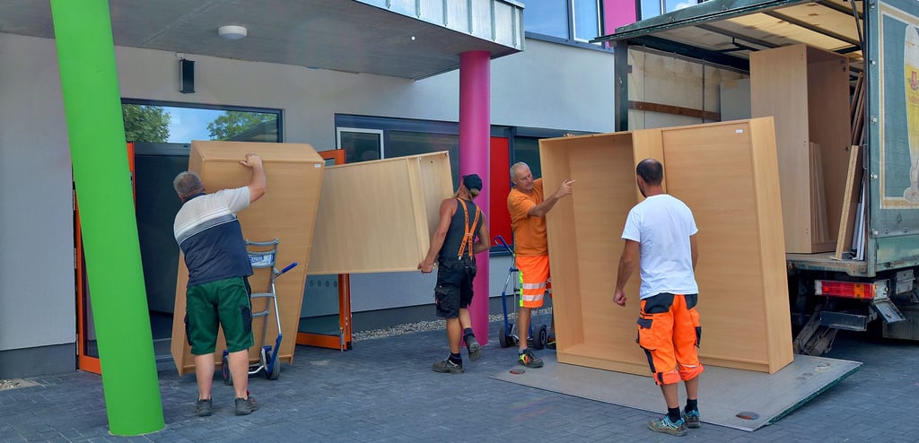 Tafeln, Schränke, Tische und Stühle werden in das frisch sanierte Schulgebäude in Welsleben getragen. Die letzten zwei Jahre war die Schule wegen den Baumaßnahmen in ihrem Ausweichquartier in Eickersdorf untergebracht.