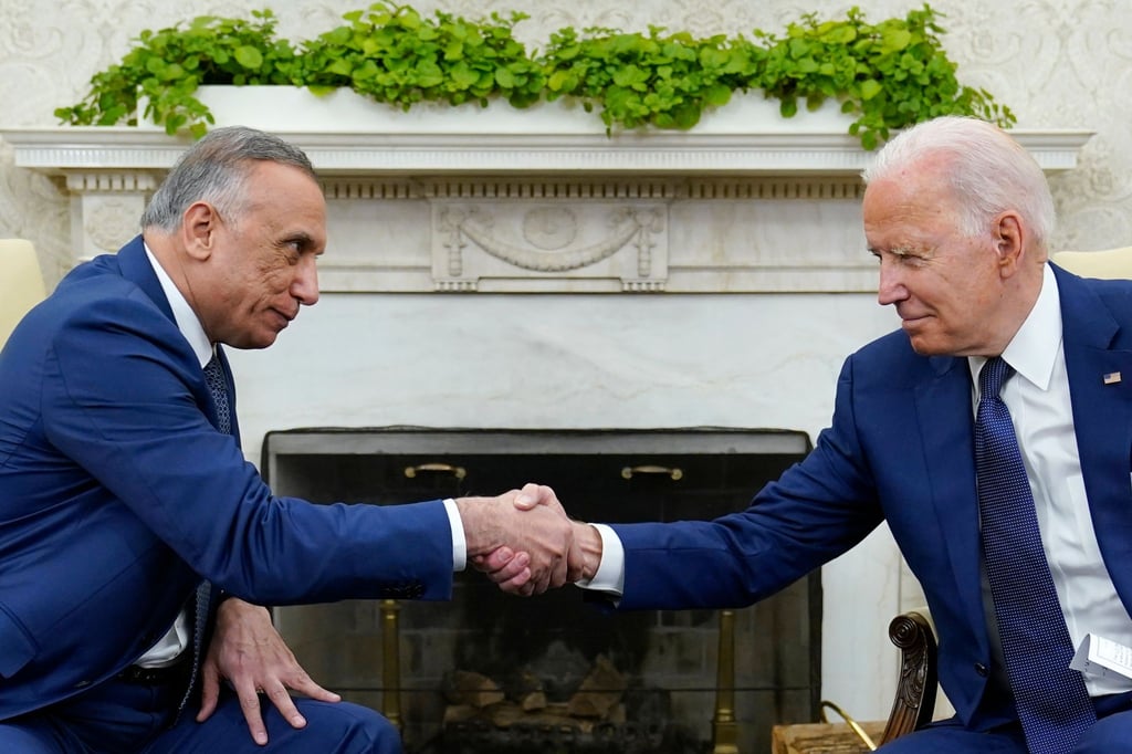 Joe Biden (r), Präsident der USA, schüttelt die Hand des irakischen Ministerpräsidenten Mustafa al-Kasimi im Oval Office des Weißen Hauses in Washington. Die USA wollen ihren Kampfeinsatz im Irak offiziell beenden und sich künftig ganz auf die Ausbildung und Beratung der Sicherheitskräfte in dem Land konzentrieren. (zu dpa: „US-Militärpräsenz im Irak ab Jahresende kein Kampfeinsatz mehr“)