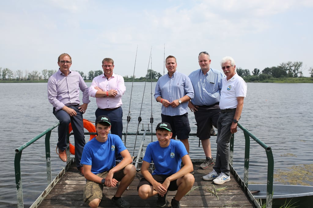 Jugendcamp des Landesanglerverbandes Sachsen-Anhalt in Barby-Wespen, Landrat Markus Bauer (hinten, v. li.), Bert Knoblauch, Tino Sorge, Daniel Hardtke, Uwe Bülau; sowie vorn: Wyatt Steube und Niklas Schreiber