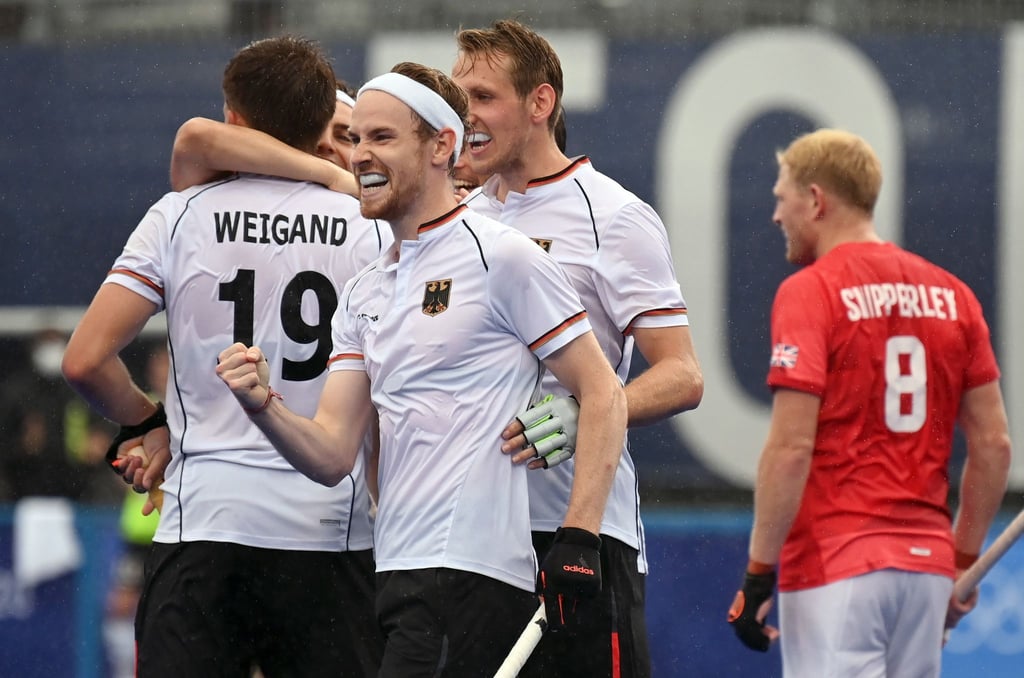 Die deutschen Hockey-Herren feiern den Sieg gegen Großbritannien.