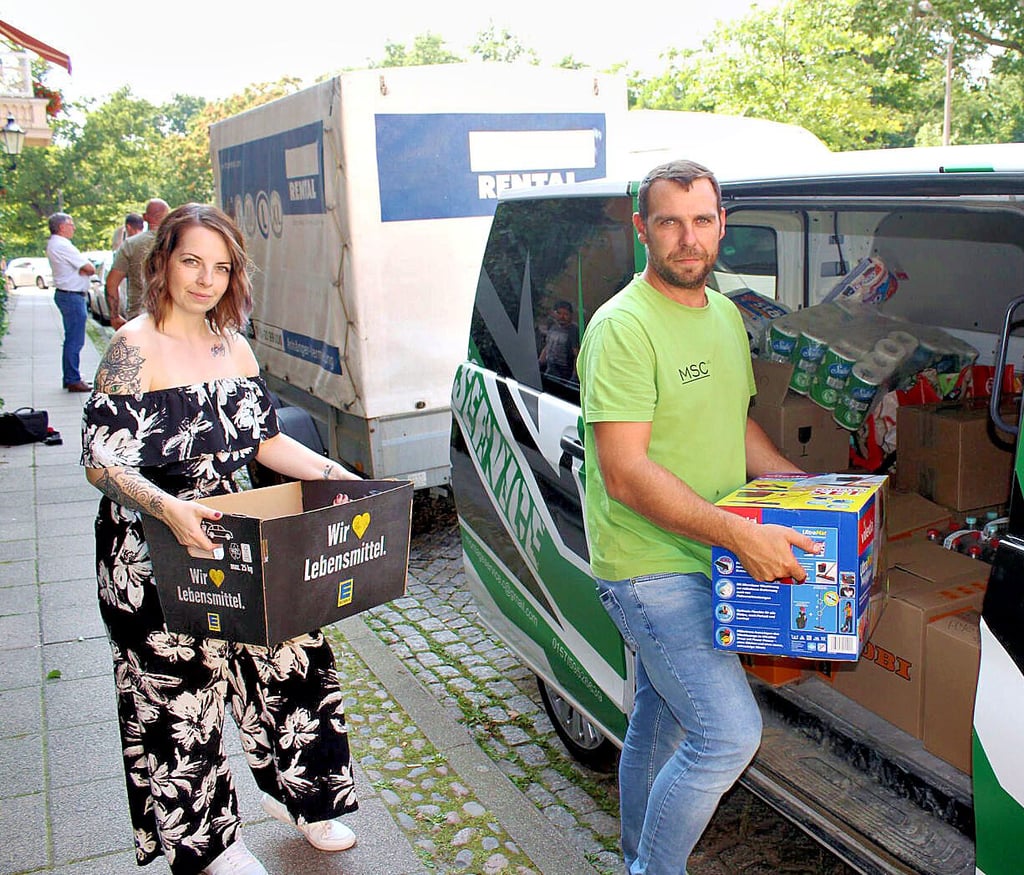 Sarah Bahn und Stefan Cerny verladen Sachspenden für Opfer der Hochwasserkatastrophe in Nordrhein-Westfalen.