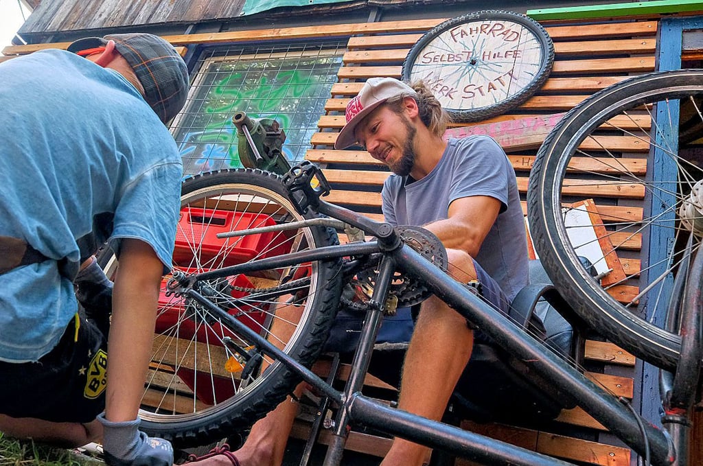 Felix Fischer und Leon reparieren gemeinsam ein Fahrrad.