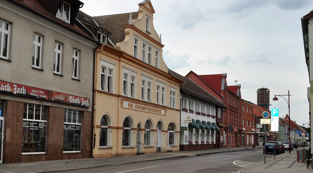 Die Mühlenstraße aus der gleichen Perspektive wie auf dem historischen Foto.