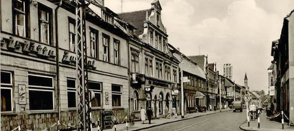 Die frühere Wilhelm-Külz-Straße in Genthin in einer historischen Aufnahme.
