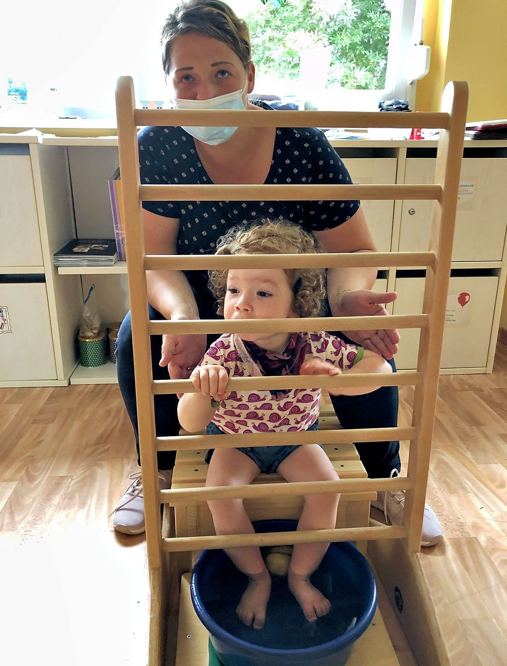 Nicole Fritsche macht mit ihrer knapp dreijährigen Tochter Ylvie Bewegungsübungen im Salbeibad.