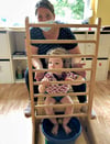 Nicole Fritsche macht mit ihrer knapp dreijährigen Tochter Ylvie Bewegungsübungen im Salbeibad. 