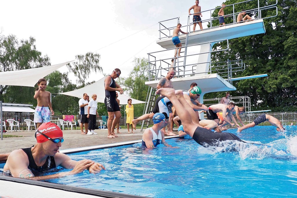 Start frei zum Schwimmen im 50-Meter-Becken des Osterwiecker Sommerbades. Sechs Bahnen lagen vor den Teilnehmern des Osterwiecker Triathlons.