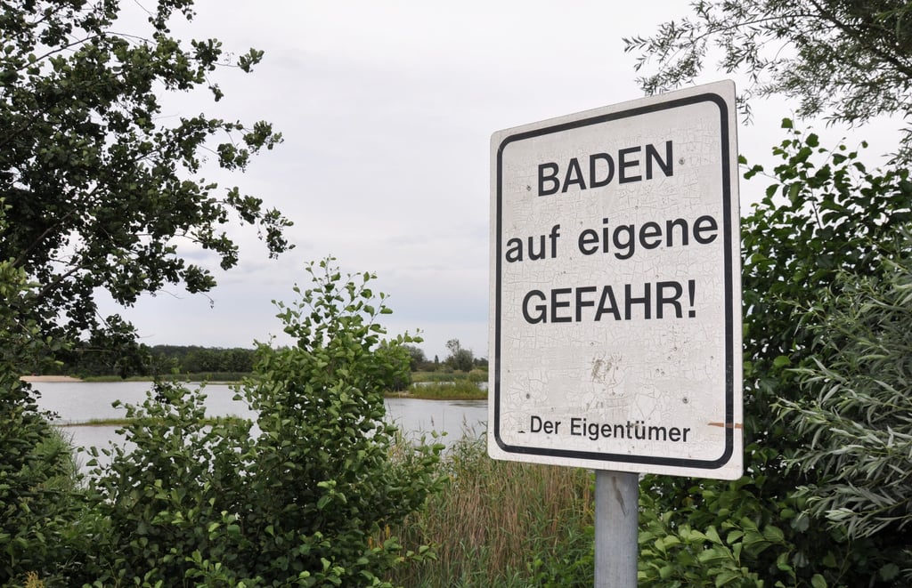 In der Zerbster Kiesgrube wird das Baden von der Stadt geduldet, erfolgt allerdings auf eigene Gefahr. Rettungsschwimmer sind nicht vor Ort.