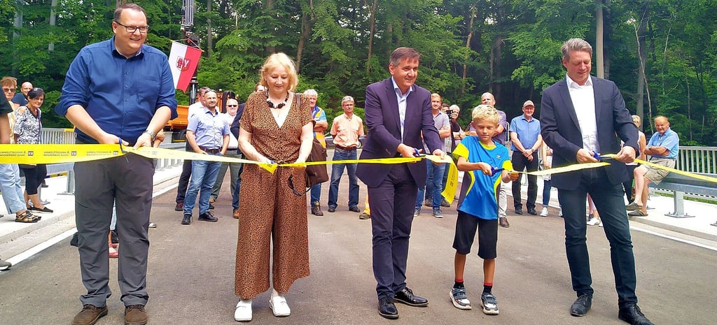 Blankenburgs Bürgermeister Heiko Breithaupt, Heimburgs Ortsbürgermeisterin Ilona Maria Kresse, Harz-Landrat Thomas Balcerowski, der neunjährige Hugo aus Soest, der seine Großeltern in der Blütenstadt besucht, und Staatssekretär Sebastian Putz (von links) aus dem Verkehrsministerium Sachsen-Anhalts geben die neue Teufelsbach-Brücke frei.