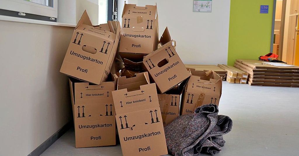 Noch stapeln sich die Umzugskartons in der neuen Aula. Zum Schulstart im September werden im Gebäude etwa 150 Schüler unterrichtet.