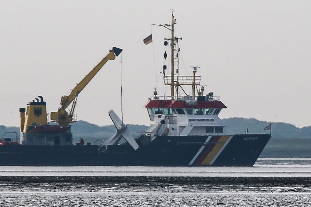 Das Wrack einer verunglückten Cessna hängt am Kran an Bord des Tonnenlegers «Norden» nahe der Absturzstelle im Wattenmeer vor der Insel Norderney. Beim Absturz des Kleinflugzeuges ist der 65 Jahre alte Pilot ums Leben gekommen.
