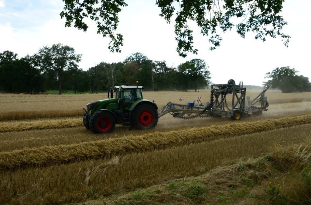 Mit Grubber und Eggen waren die Landwirte vor Ort und zogen am Rand vom Wäldchen einige Schneisen.