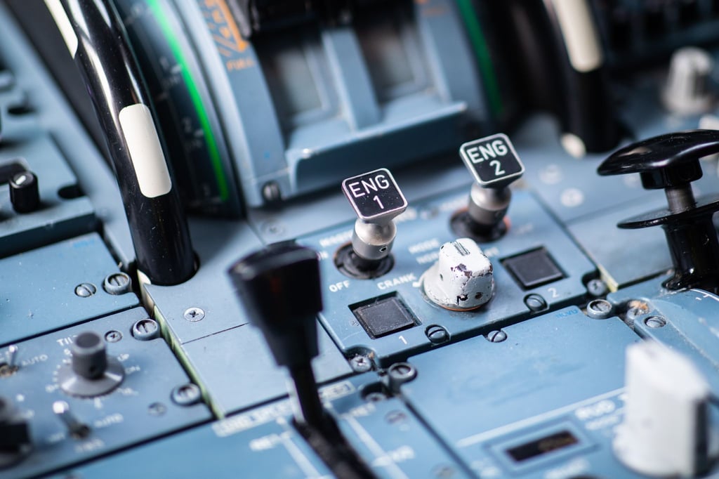 Das Cockpit eines Airbus A319 mit den beiden Knöpfen zum Anlassen der Triebwerke.