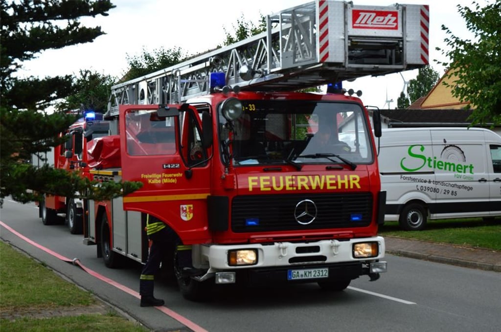Wenige Minuten nach dem Sirenenalarm in Kalbe waren das HLF und die DLK in Kahrstedt vor Ort.