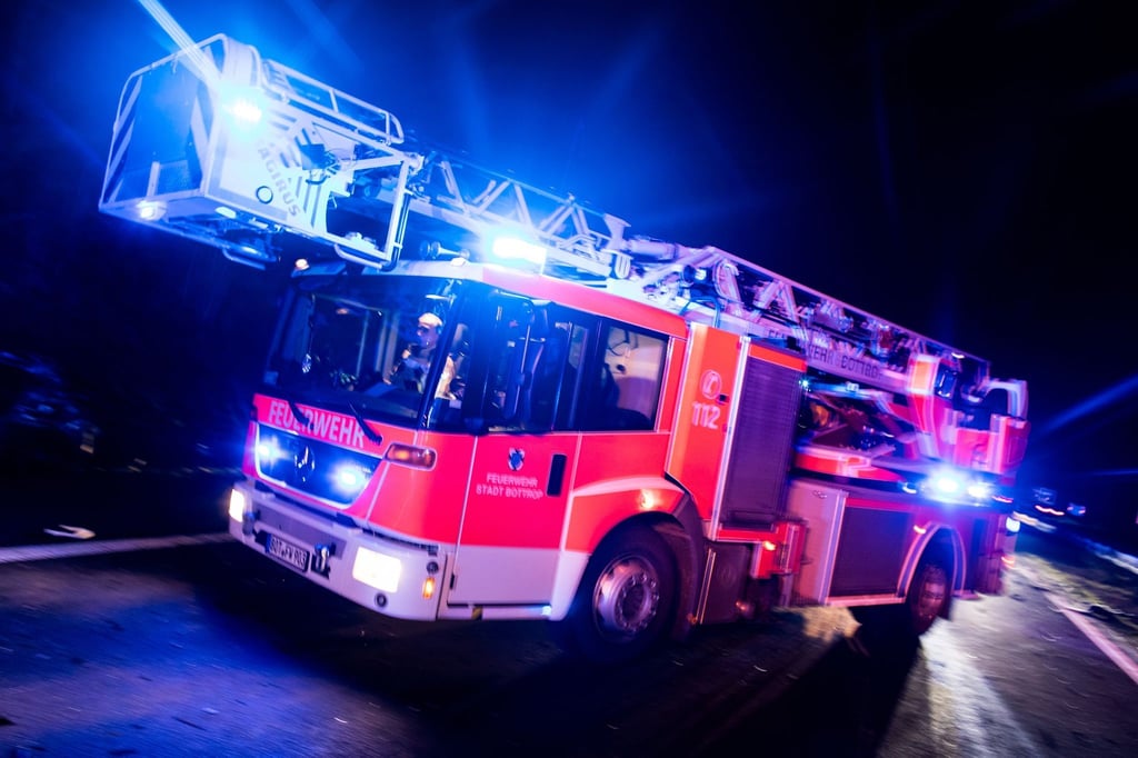 Die Feuerwehr rückte zu einem Brand Am Seeufer in Magdeburg aus.