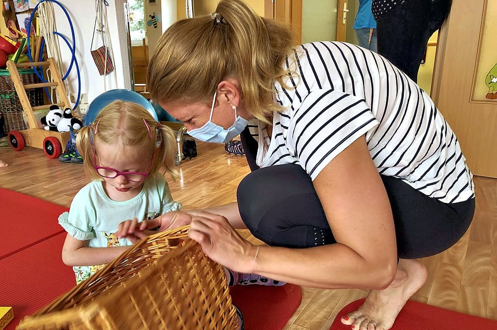 Eszter Karolyi-Klebovich, eine Spezialistin aus Ungarn, übt geduldig mit der sechsjährigen Johanna.