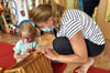 Eszter Karolyi-Klebovich, eine Spezialistin aus Ungarn,  übt geduldig  mit der sechsjährigen Johanna. 