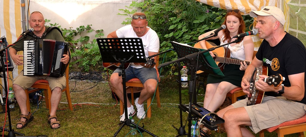 Die Band Free of Charge spielt Irish-Folk-Musik beim Fest der evangelischen Kirchengemeinde an der Sülldorfer St.-Martin-Kirche.