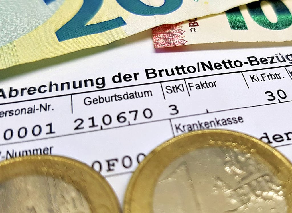 Monat für Monat bekommen Arbeitnehmer bescheinigt, wie weit sie von Wolfsburg entfernt sind.