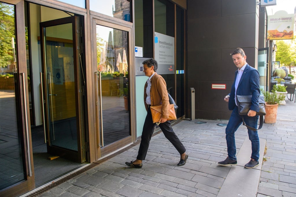 Lydia Hüskens (l) und Marcus Faber, Vorsitzende der FDP Sachsen-Anhalt, gehen zum Eingang eines Bürogebäudes