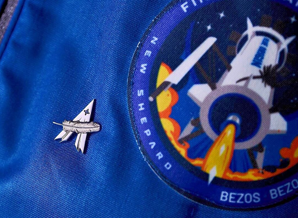 Ein selbst entworfenes A-Abzeichen muss Jeff Bezos erst einmal genügen. Für die richtige Astronautenspange hat?s noch nicht gereicht.