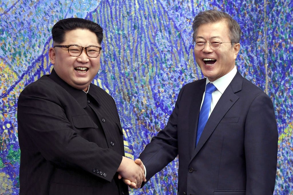 Nordkoreas Machthaber Kim Jong Un (l) und Südkoreas Präsident Moon Jae In bei einem Treffen im April 2018.