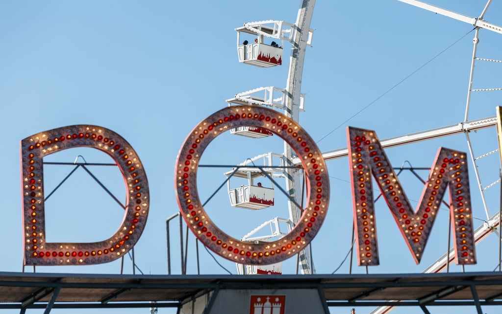Besucher sitzen im Riesenrad auf dem Dom.