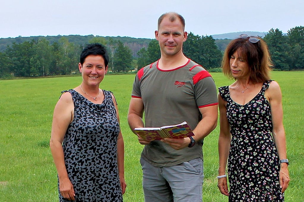 Solveig Strzelecki, Karsten Kuffel und Manuela Grabbel (von links) auf der Eckerwiese, die bei einem Investor auf Interesse für eine Bebauung gestoßen ist.