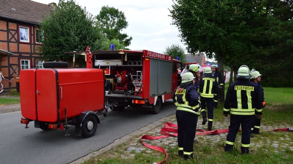 Kahrstedt und Altmersleben waren als erste Wehren vor Ort und hatten auch schon die Wasserversorgung bis zum Grundstück aufgebaut.