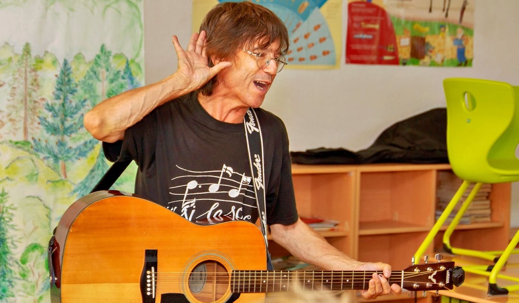 Der Lieder- und Theatermacher Eric Udo Zschiesche bei seinem Auftritt in Droßdorf