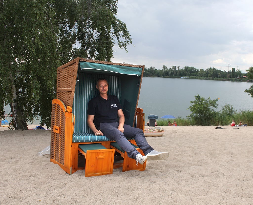 Patrick Säuberlich in einem der neuen Strandkörbe am Jersleber See, die von Badegästen gemietet werden können.