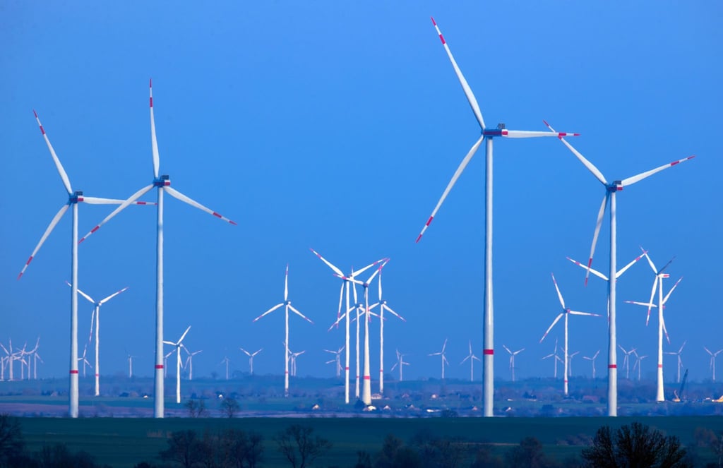 Windräder drehen sich in einem Windpark.