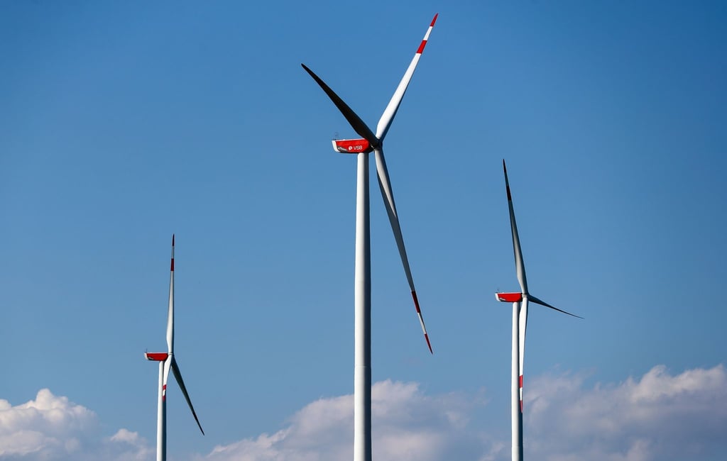 Windräder in einem Windpark stehen mangels Wind still.