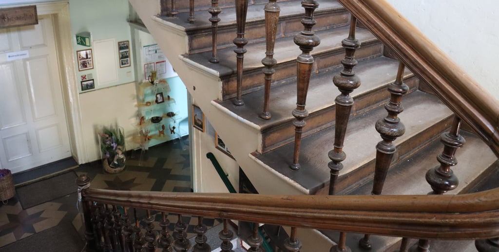 Diese Holztreppe führt ins Obergeschoss des Gebäudes und ist dem Brandschutz ein Dorn im Auge.