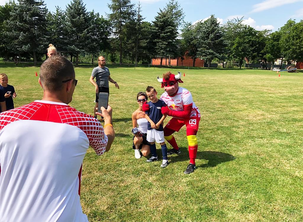 Foto zur Erinnerung: Vater Dominik Hahnemann macht einen Schnappschuss von Frau Kathrine und Sohn Tayler mit RB-Maskottchen „Bulli“.
