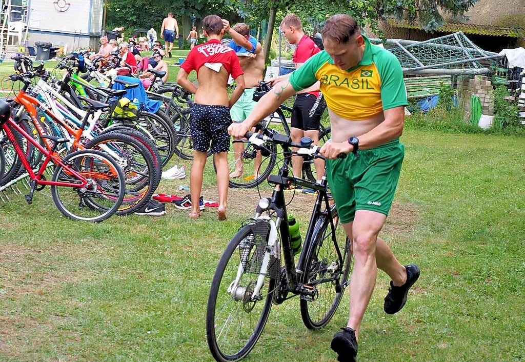 Das Umziehen ist die vierte Disziplin beim Triathlon. Man kann viel Zeit lassen, aber auch herausholen. Vorn Marco Lipke.