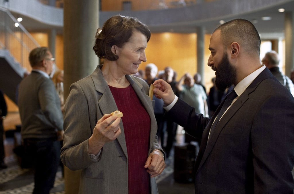 Justizministerin Elisabeth (Karen-Lise Mynster) witzelt mit ihrem Assistenten Farshad (Hadi Ka-Koush).