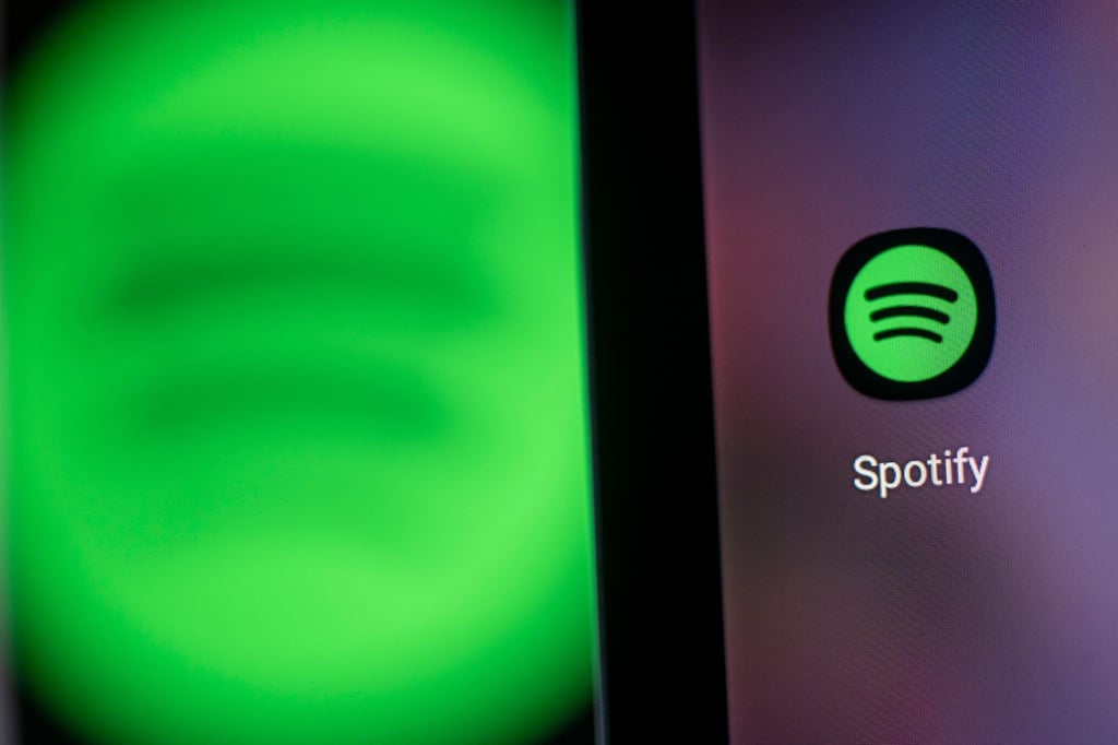 Auf dem Bildschirm eines Smartphones sieht man das Logo der App Spotify.