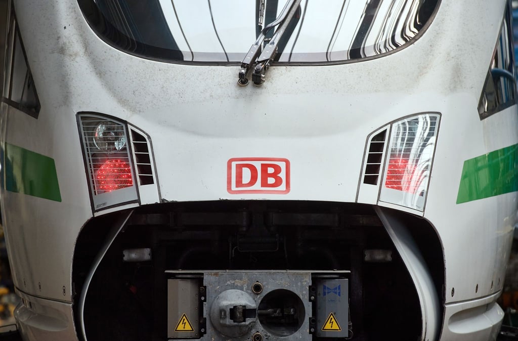 Das Logo der Deutschen Bahn ist auf der Front eines Zugs zu sehen.