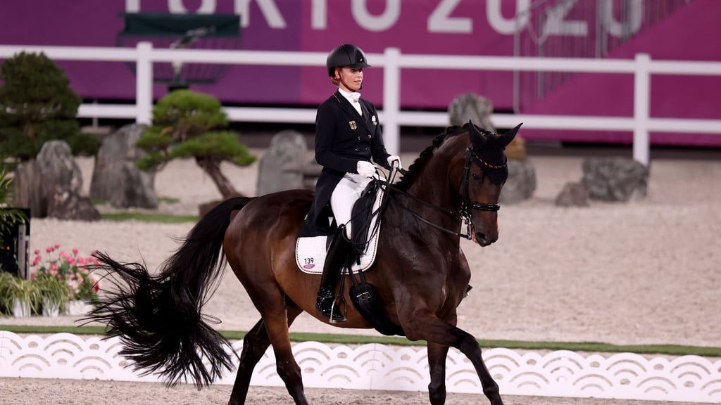 Jessica von Bredow-Werndl bei ihrem Gold-Ritt in Tokio.