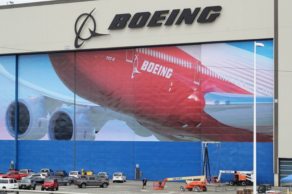 Ein Arbeiter in der Nähe eines Wandgemäldes eines Boeing 747-8-Flugzeugs in der Produktionsstätte des Unternehmens in Everett, nördlich von Seattle.