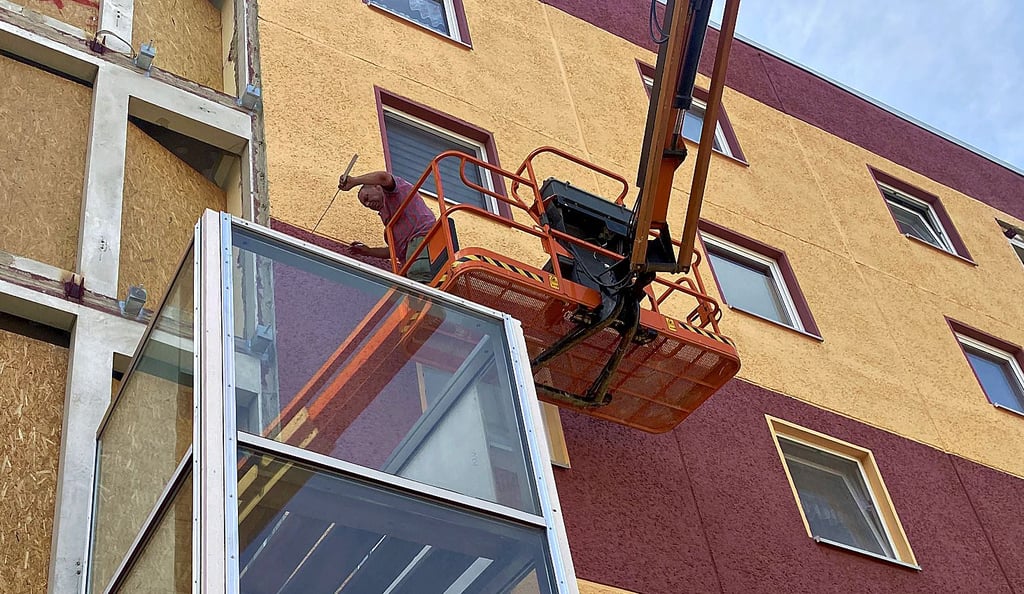 Die ersten beiden der neuen Fahrstuhlschächte sind teilweise bereits installiert. Ein Monteur ist hier gerade beim Vermessen.